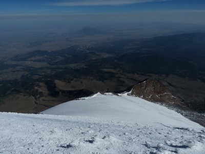Vue plongeante sur la montée avec en contre bas le Sarcofago
