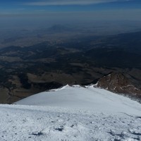 Vue plongeante sur la montée avec en contre bas le Sarcofago