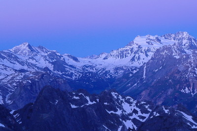 Levé de soleil, il est 5h en juin, au fond de gauche à droite : Pointe de l'échelle, Col de Chavière et Glacier de gébroulaz