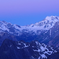 Levé de soleil, il est 5h en juin, au fond de gauche à droite : Pointe de l'échelle, Col de Chavière et Glacier de gébroulaz
