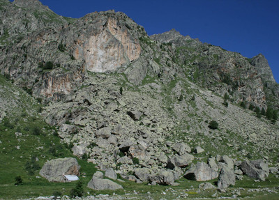 le site de blocs et au dessus la paroi de Castellaras le site de blocs et au dessus la paroi de Castellaras