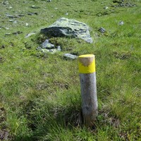 Balisage de l'itinéraire pour la pointe Noire de Pormenaz depuis le lac