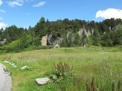 le site a 2 pas de petit chamin derrière les maisons le site a 2 pas de petit chamin derrière les maisons