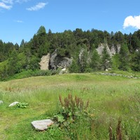 le site a 2 pas de petit chamin derrière les maisons