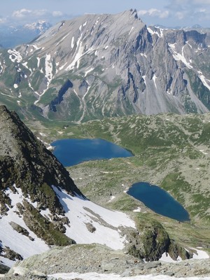 Les lacs Jovet et l'Aiguille de la Penaz, en descendant du Mont Tondu Les lacs Jovet et l'Aiguille de la Penaz, en descendant du Mont Tondu