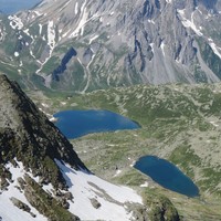 Les lacs Jovet et l'Aiguille de la Penaz, en descendant du Mont Tondu