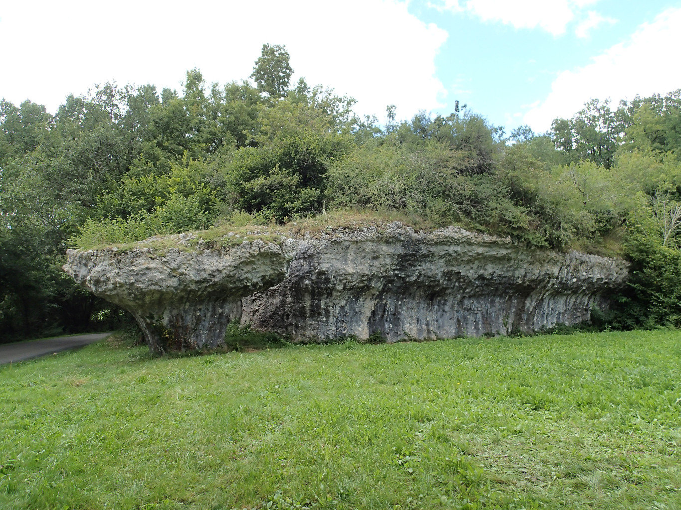Vue d'ensemble du site : le Champignon à gauche, le Mur à droite