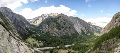 Vue de la vallée d'Ailefroide depuis R3 de À Tire d'Ailes Froides, sur la Paroi de la Fissure. Vue de la vallée d'Ailefroide depuis R3 de À Tire d'Ailes Froides, sur la Paroi de la Fissure.