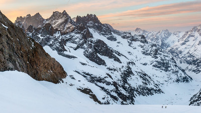 Montée à la Brèche de la Meije au lever du soleil pour une dernière journée de ski de rando. Montée à la Brèche de la Meije au lever du soleil pour une dernière journée de ski de rando.