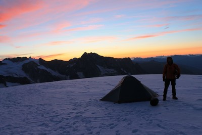 Bivouac au pied de la cabane de la Dent Blanche, Valais, Suisse Bivouac au pied de la cabane de la Dent Blanche, Valais, Suisse