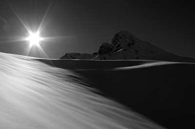 Coup de projecteur sur le Naouit en remontant la pente immaculée - Hautes-Pyrénées Coup de projecteur sur le Naouit en remontant la pente immaculée - Hautes-Pyrénées