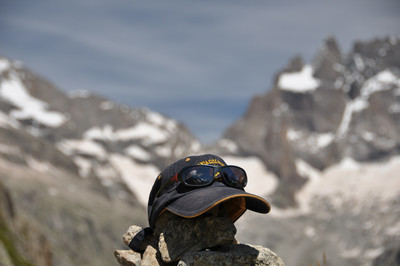 Le cairn à casquette, sur fond de Rateau et Meije Le cairn à casquette, sur fond de Rateau et Meije