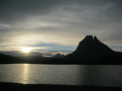 Lever de soleil sur le Pic du Midi d'Ossau vu du lac Gentau (Lacs d'Ayous) Lever de soleil sur le Pic du Midi d'Ossau vu du lac Gentau (Lacs d'Ayous)