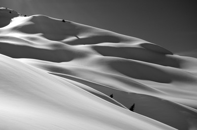 Sous ces douces rondeurs trompeuses se cache une neige durcie par la pluie et le vent qui fait crisser le ski - Hautes-Pyrénées Sous ces douces rondeurs trompeuses se cache une neige durcie par la pluie et le vent qui fait crisser le ski - Hautes-Pyrénées
