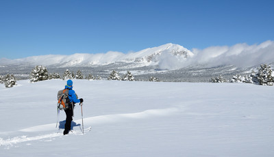 Le Veymont émerge des brumes qui submergent les abords du plateau ; balade en ski de randonnée nordique. Le Veymont émerge des brumes qui submergent les abords du plateau ; balade en ski de randonnée nordique.