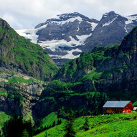 Le mont, le mur et la demeure