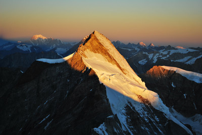 Lever de soleil sur la Dent d'Hérens, depuis l'arête du Lion, Cervin Lever de soleil sur la Dent d'Hérens, depuis l'arête du Lion, Cervin