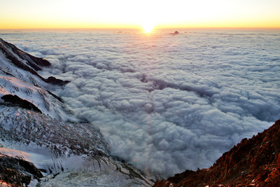 coucher de soleil sur mer de nuage près des cosmiques coucher de soleil sur mer de nuage près des cosmiques
