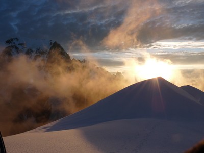 Lever de soleil sous l'aiguille de Tré la Tête. Septembre 2014 Lever de soleil sous l'aiguille de Tré la Tête. Septembre 2014