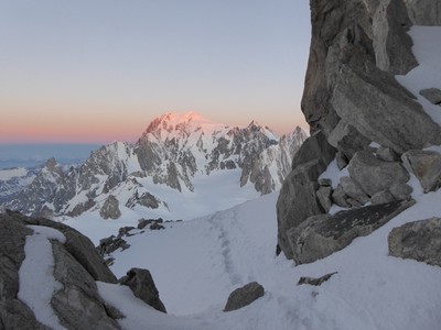 Lever de soleil sur la Mt Blanc depuis la salle à manger du Géant Lever de soleil sur la Mt Blanc depuis la salle à manger du Géant