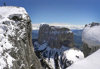 Face Ouest du Mont-Aiguille depuis les Rochers du Parquet. Face Ouest du Mont-Aiguille depuis les Rochers du Parquet.