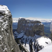 Face Ouest du Mont-Aiguille depuis les Rochers du Parquet.