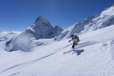 Descente de tête blanche face au Cervin en Poudre Descente de tête blanche face au Cervin en Poudre