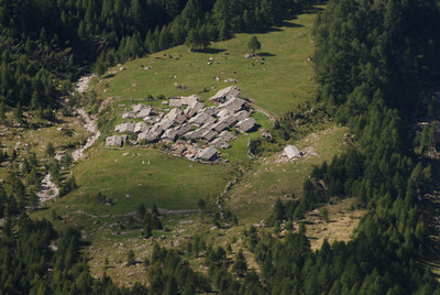 Il paesino di Avaro 1678m dal Pizzo Somma Valle 2813m Il paesino di Avaro 1678m dal Pizzo Somma Valle 2813m