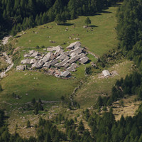 Il paesino di Avaro 1678m dal Pizzo Somma Valle 2813m