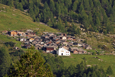 Avaro 1678m dal sentiero per l'alpe di Bondeno Avaro 1678m dal sentiero per l'alpe di Bondeno