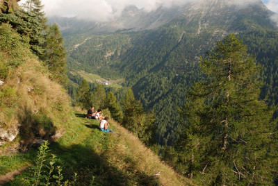 Pausa lungo il sentiero che da Avaro raggiunge l'alpe diBondeno Pausa lungo il sentiero che da Avaro raggiunge l'alpe diBondeno