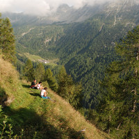Pausa lungo il sentiero che da Avaro raggiunge l'alpe diBondeno