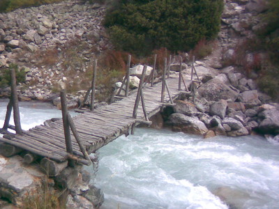 Le premier pont en remontant sur l'Ala-Archa Le premier pont en remontant sur l'Ala-Archa