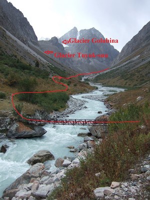Avant la confluence avec le Tuyuk-suu et deuxième pont sur l'Ala-Archa Avant la confluence avec le Tuyuk-suu et deuxième pont sur l'Ala-Archa