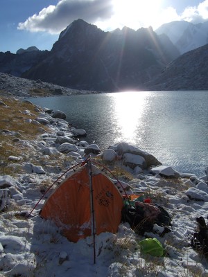 Le bivouac au bord du lac à 3545 m Le bivouac au bord du lac à 3545 m