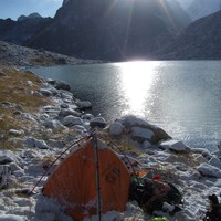 Le bivouac au bord du lac  à 3545 m