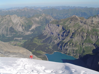 au Frûndenhorn - au fond le lac d'Oeschinensee au Frûndenhorn - au fond le lac d'Oeschinensee