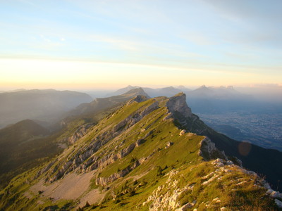 Coucher de soleil sur les rochers de l'ours et les crêtes du Vercors Coucher de soleil sur les rochers de l'ours et les crêtes du Vercors