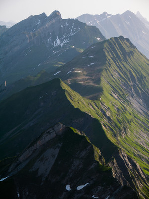 L'intégrale des Aravis : la pointe Percée au fond à droite, vue depuis le Charvin. L'intégrale des Aravis : la pointe Percée au fond à droite, vue depuis le Charvin.
