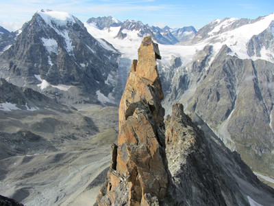 Gendarme rouge sur l'arête des Douves Blanches Gendarme rouge sur l'arête des Douves Blanches
