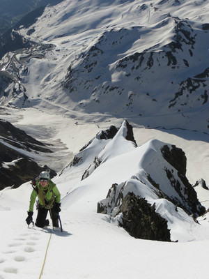 Pentes sommitales de l'éperon Fischesser (Pic de Campbieil, Hautes-Pyrénées) Pentes sommitales de l'éperon Fischesser (Pic de Campbieil, Hautes-Pyrénées)