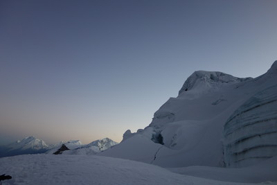 La cordillère Blanche sort de la nuit. Levé de soleil dans l'ascension du Vallunaraju. La cordillère Blanche sort de la nuit. Levé de soleil dans l'ascension du Vallunaraju.