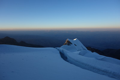 Crevasses du Vallunaraju. Impressionnantes et complices de notre ascension. Crevasses du Vallunaraju. Impressionnantes et complices de notre ascension.