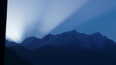 Ombres derrière le massif du Mont Blanc Ombres derrière le massif du Mont Blanc