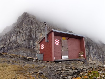Le refuge, sous la cîme de l'Est Le refuge, sous la cîme de l'Est