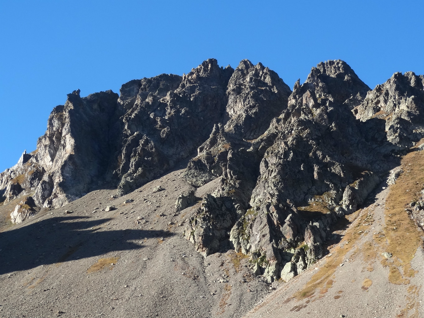 Eperon de la Cicle (à gauche). L'attaque est au soleil, à l'aplomb du clocher sommital.