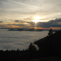Coucher de soleil sur mer de nuage