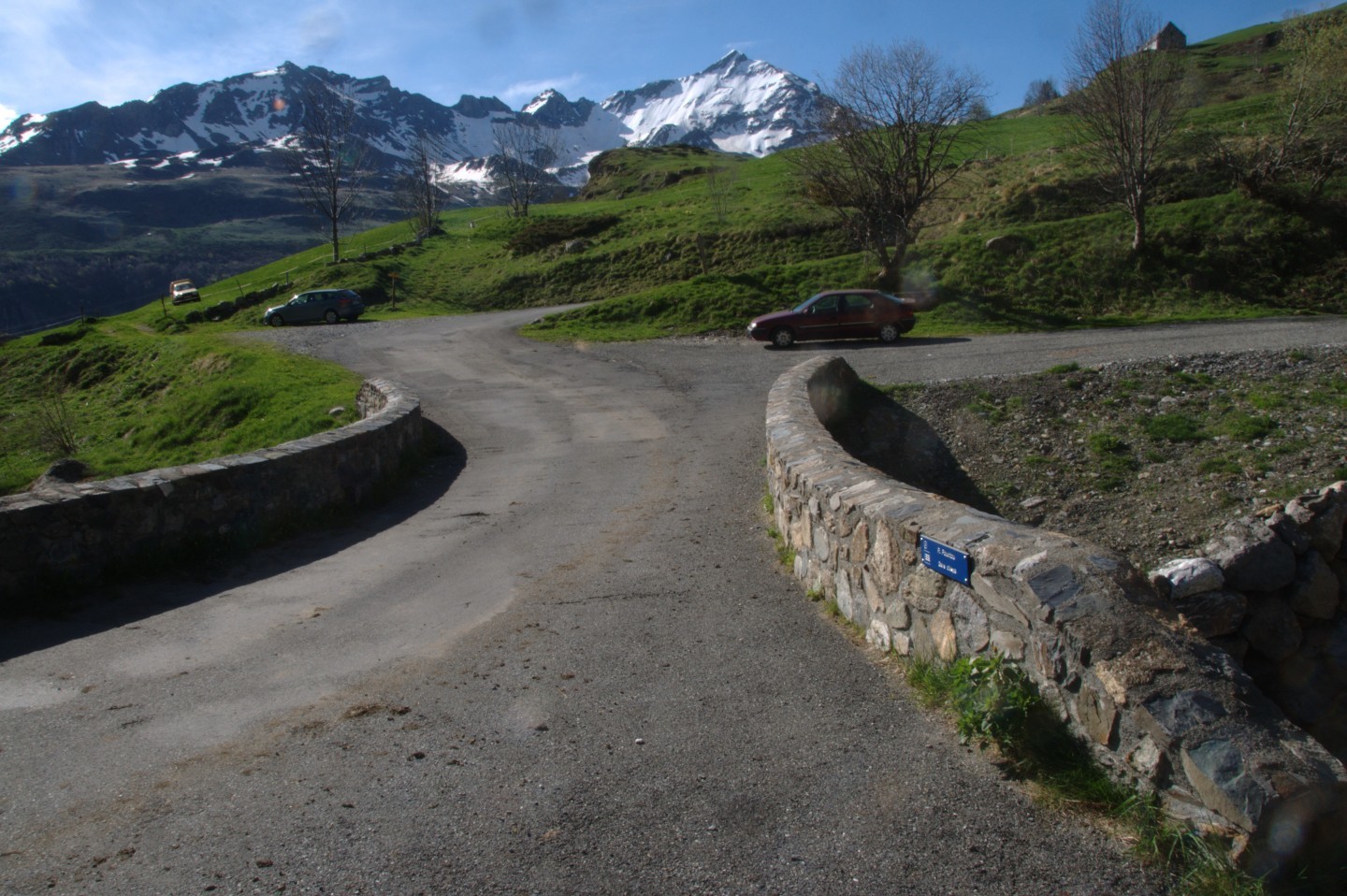 Le parking du Pountou au bord du gave d'Aspé
