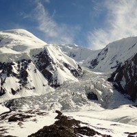 Ah, celle là aussi est connue... C'est le glacier qui recrache peu à peu les morts de 1990...