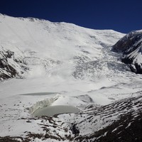 depuis... presque le camp1. De là on peut déjà choisir la trace à faire. Camp 1 près du lac, camp 2 derrière le petit mont à droite.